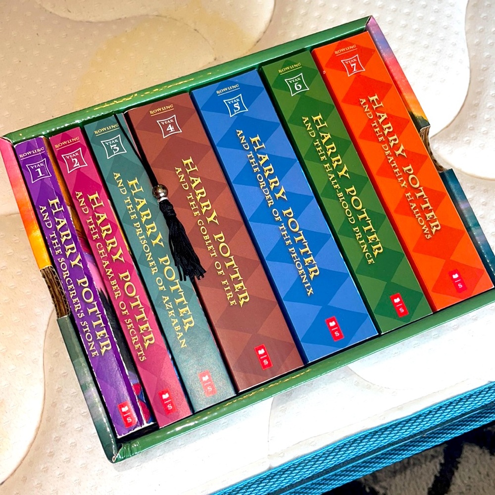 HARRY POTTER COMPLETE BOOK COLLECTION